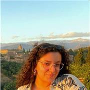 Profesora de italiano imparte clases a niños de todas las edades